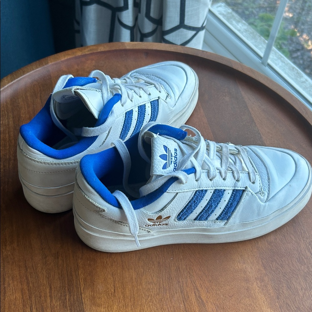 GUC - Adidas Originals Forum Bonega platform sneakers in White & Blue